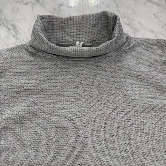 Athleta Grey Patterned Turtle Neck Pullover Top Medium NWOT Moisture Wicking - Picture 2 of 5